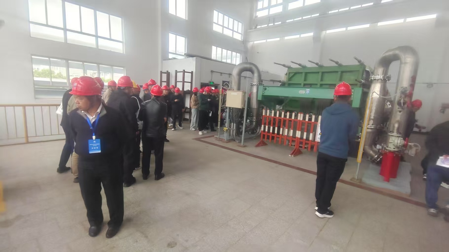 杭电化全国氯碱行业协会机房巡检参观活动 - 工业具身智能机器人-具身工厂、具身班组、具身巡检班组、具身作业班组、四足机器狗、人形机器人、飞索机器人